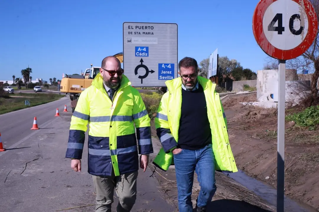  Javier Bello revisando una de las obras ya en marcha. |  dipucadiz.es 