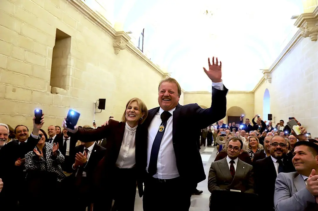  La alcaldesa con el alcalde de Victoria durante el acto de hermanamiento. |  jerez.es 
