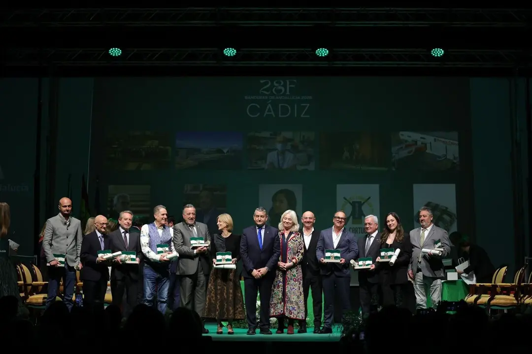  El acto de entrega de las Banderas de Andaluc&iacute;a tuvo lugar  en los Museos de la Ata&ntilde;aya. | Viva 