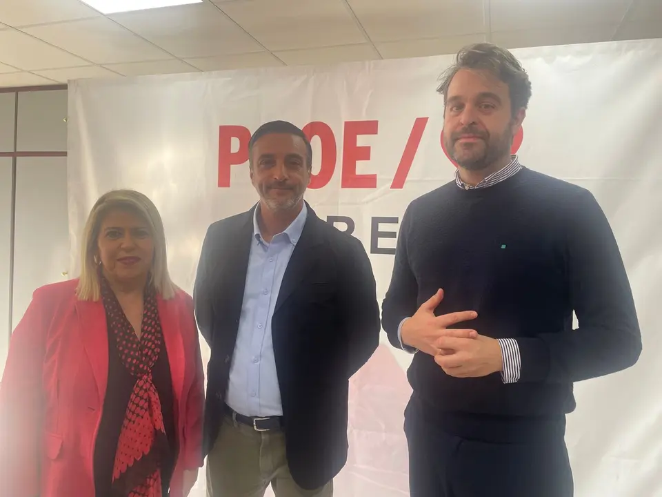  Mamen S&aacute;nchez y D&iacute;az junto a Juan Francisco Serrano, en la sede del PSOE. |  Viva 