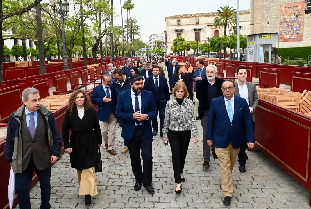  Garc&iacute;a-Pelayo, junto a Jos&eacute; Manuel Garc&iacute;a, inspeccionando la Carrera Oficial en 2025. | Viva Jerez. 