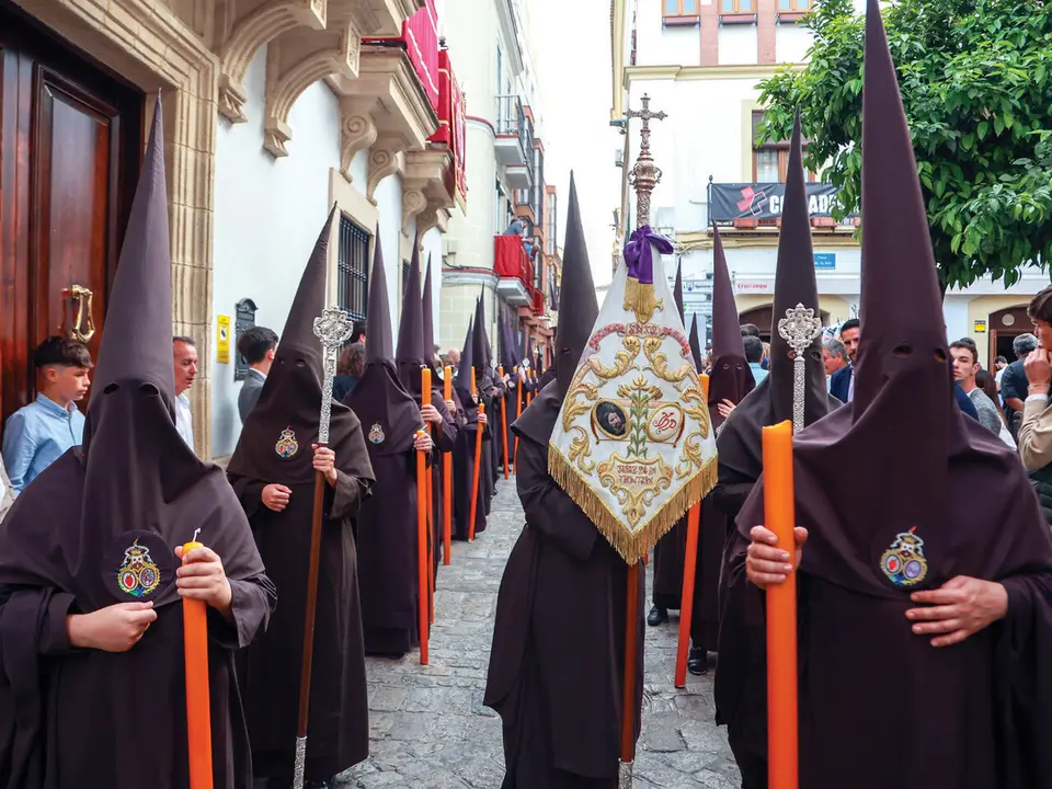  Nazarenos de la Hermandad de la Lanzada, en la tarde del Jueves Santo. | Viva Jerez. 