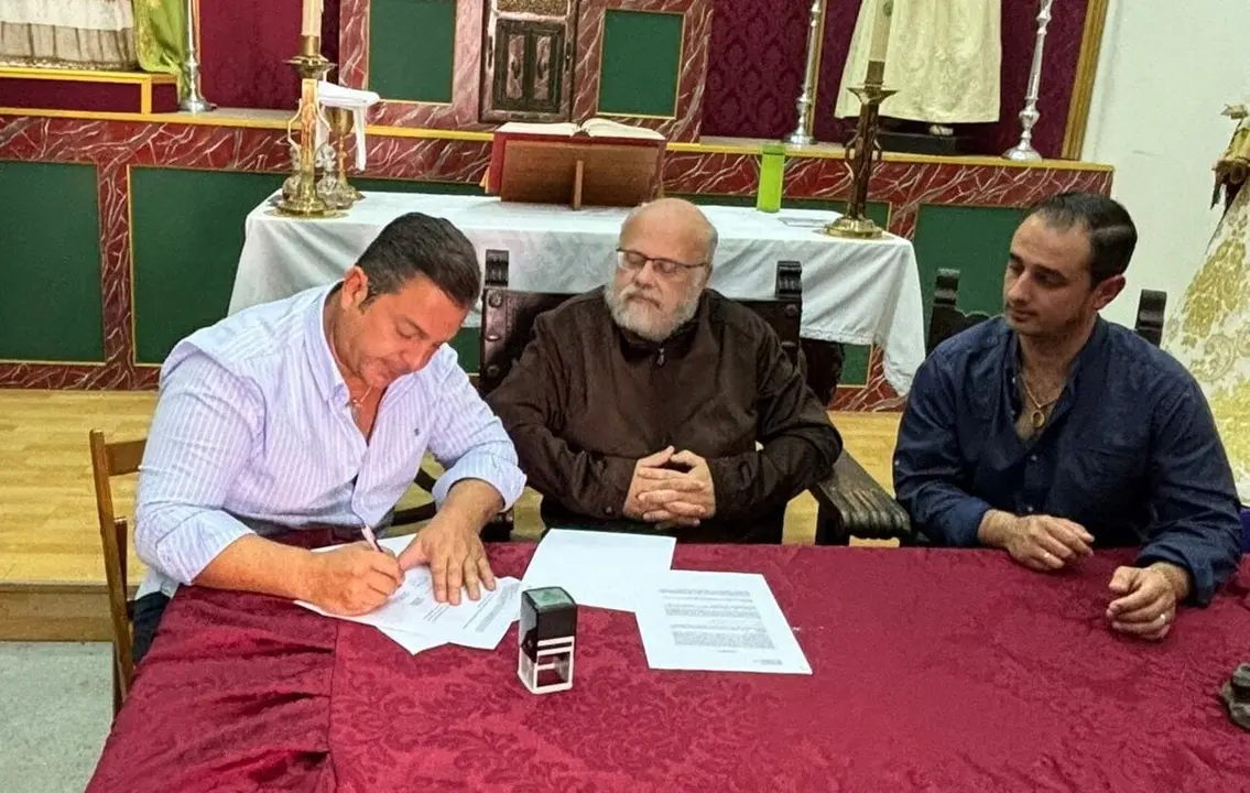  Manuel Mart&iacute;n Nieto, a la izquierda, cuando en abril de 2024 firm&oacute; el contrato para la hechura del nuevo Se&ntilde;or de la Humildad de Barbadillo. | Viva Jerez. 