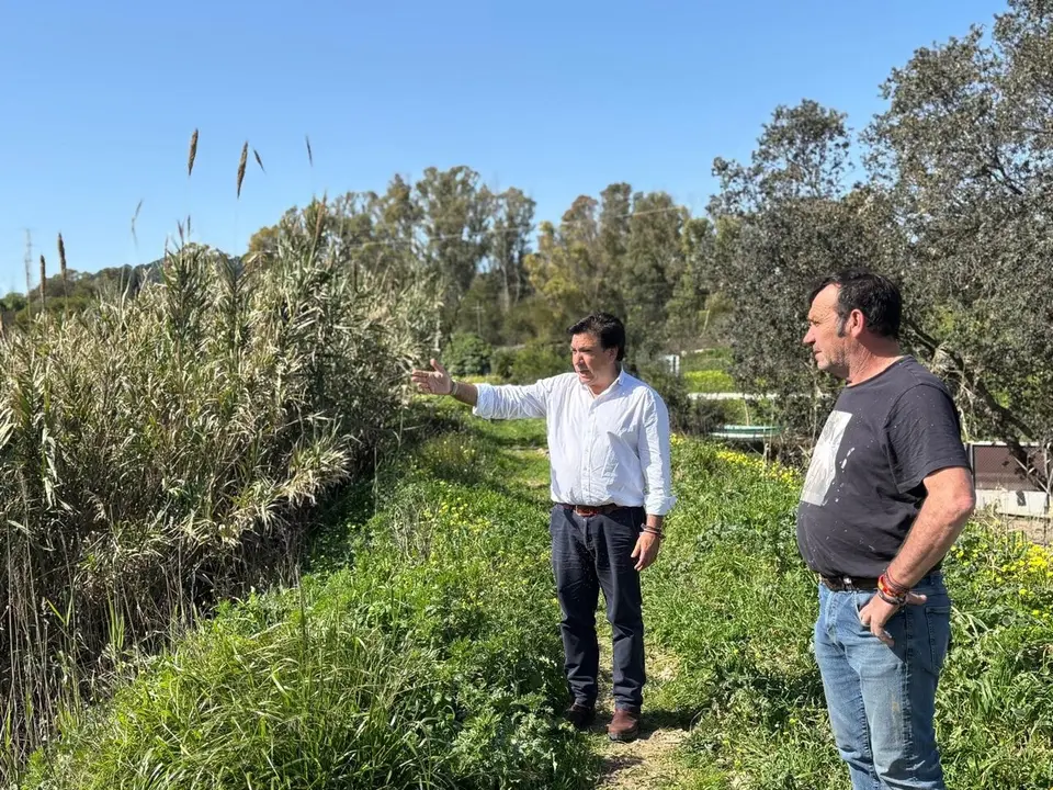  Antonio Fern&aacute;ndez en su visita a la zona rural tras las inundaciones. |  Vox 