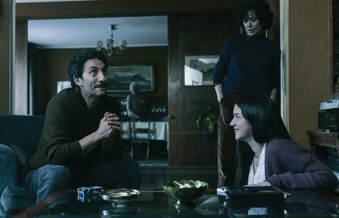  Juan Minuj&iacute;n ante Blanca Soroa con Patricia L&oacute;pez Arnaiz de fondo, en un momento de la pel&iacute;cula. | movistar 