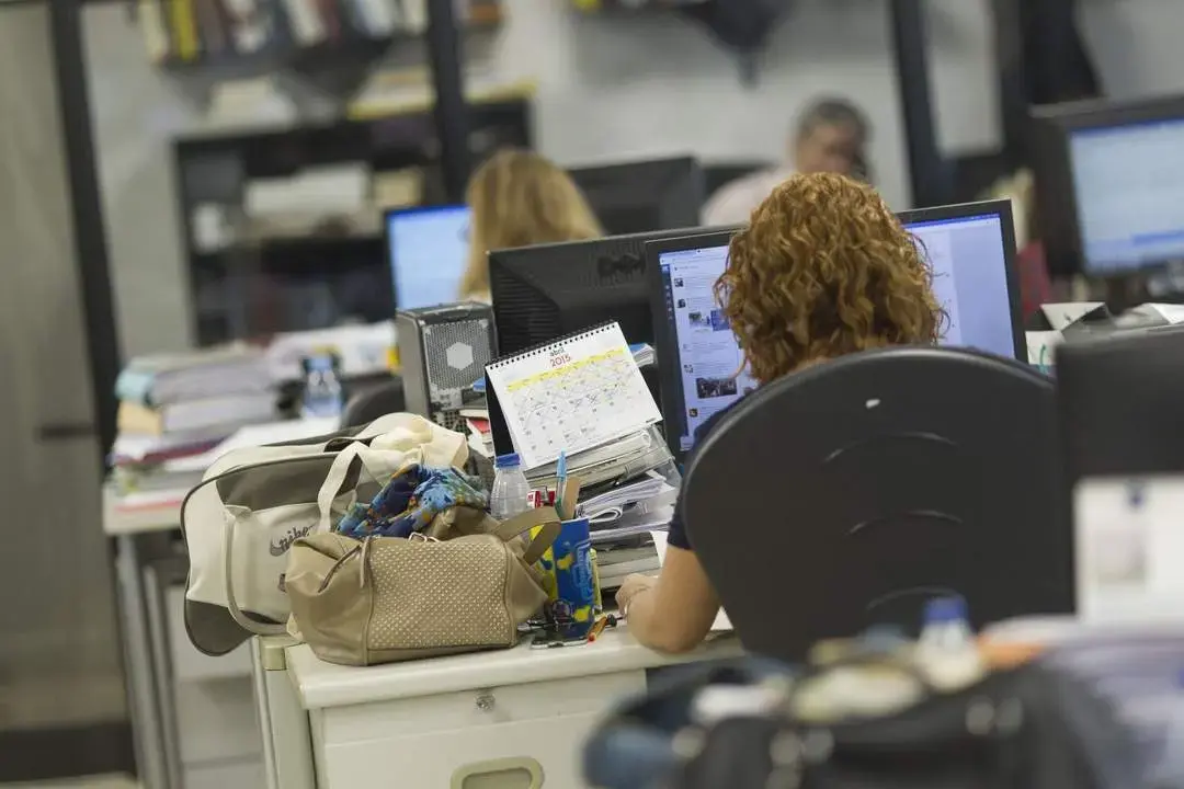 Mujeres en una oficina | AI
