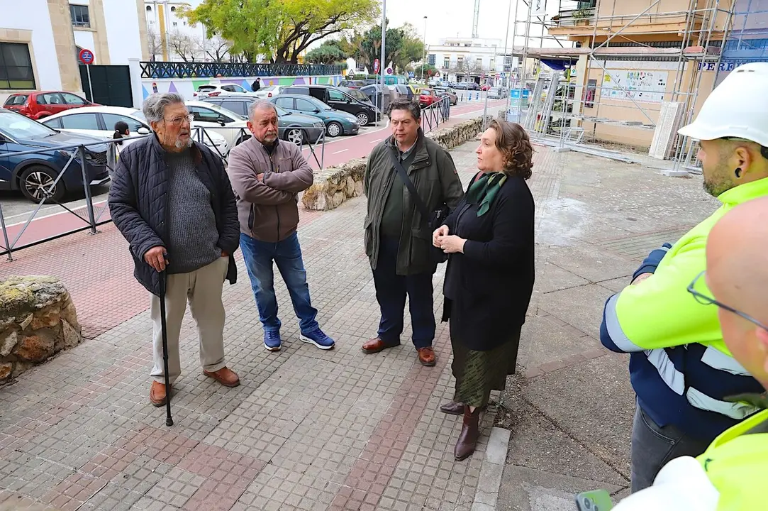  Bel&eacute;n de la Cuadra, inspeccionando las obras de rehabilitaci&oacute;n de Icovesa. | Viva Jerez. 