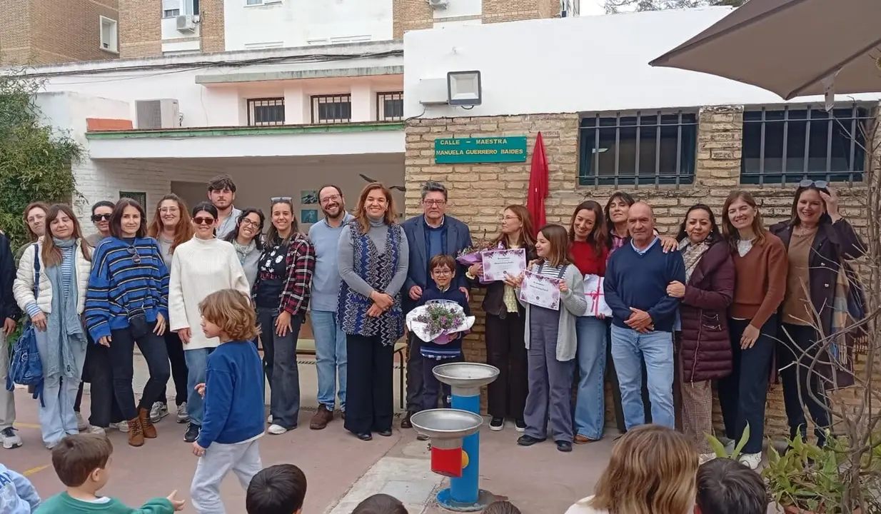  Imagen del acto de homenaje en el CEIP P&iacute;o XII. |  Junta 