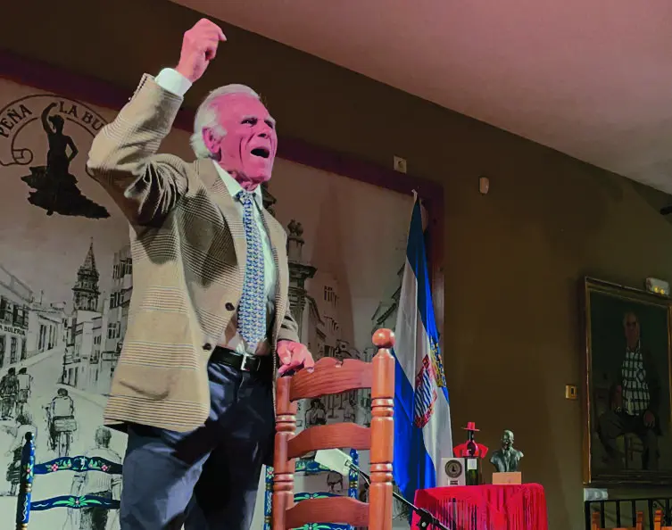  T&iacute;o Morito interpretando una saeta en la Pe&ntilde;a La Buler&iacute;a. |  JG 