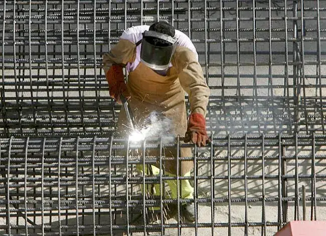 Un obrero trabaja con sus medidas de seguridad. | Juan Ferreras/Efe
