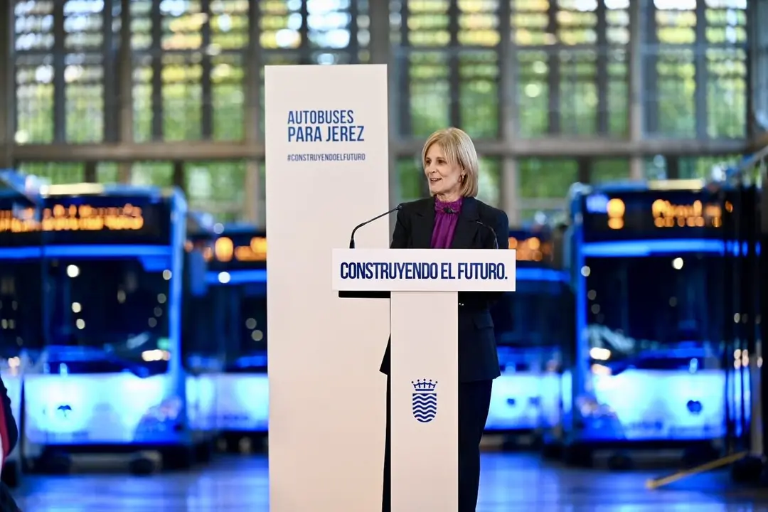  La alcaldesa en la presentaci&oacute;n de los 25 autobuses adquiridos a finales del pasado a&ntilde;o. |  Jerez 
