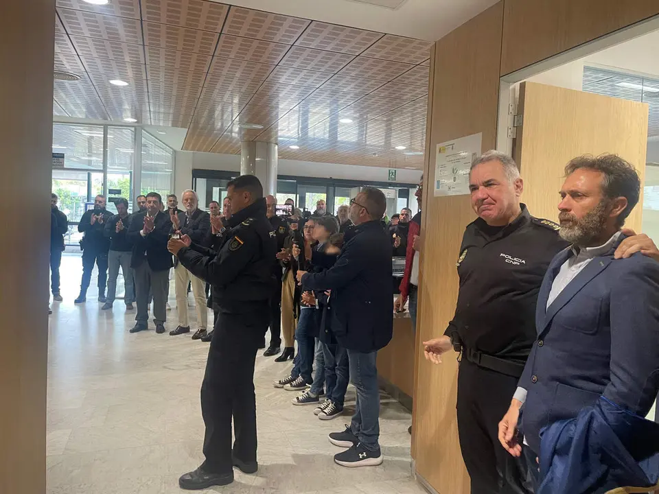  El comisario provincial junto al marido de Carmen Nieves, tras descubrir la placa. |  Jim&eacute;nez 