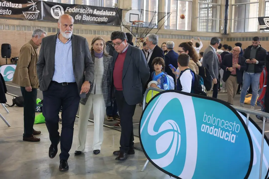  El vicepresidente segundo de Diputaci&oacute;n de C&aacute;diz y responsable de su Servicio de Deportes, Javier Vidal, y el delegado territorial de Desarrollo Educativo de la Junta de Andaluc&iacute;a en C&aacute;diz, Jos&eacute; &Aacute;ngel Aparicio, en la Feria del Deporte y la Vida Sana. | EP 