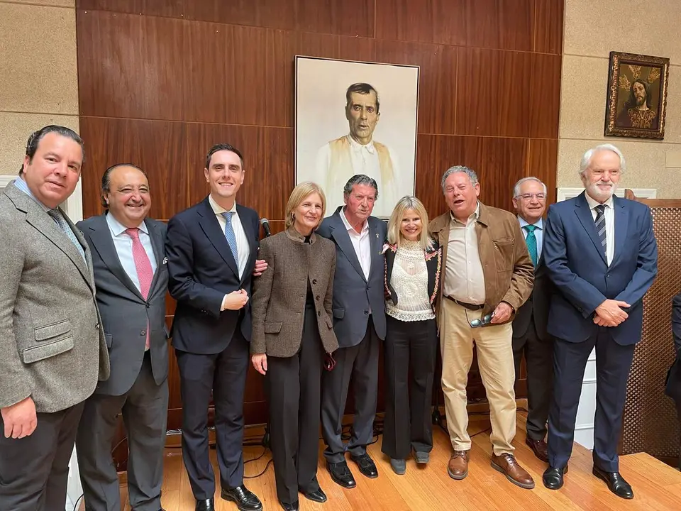  La alcaldesa y Eugenia Mart&iacute;nez de Irujo, junto a Luis El Zambo. | JG 