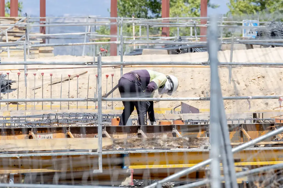 Un obrero trabaja en la construcci&oacute;n | Europa Press