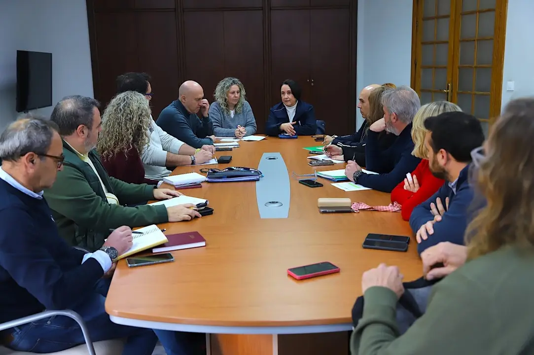  Nela Garc&iacute;a reunida con los sindicatos y comerciantes para evaluar la decisi&oacute;n sobre la ZGAT. |  jerez.es 