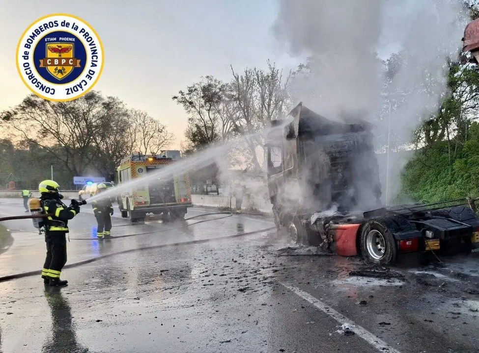  Bomberos sofocando el incendio de la cabeza tractora del cami&oacute;n. | Bomberos. 