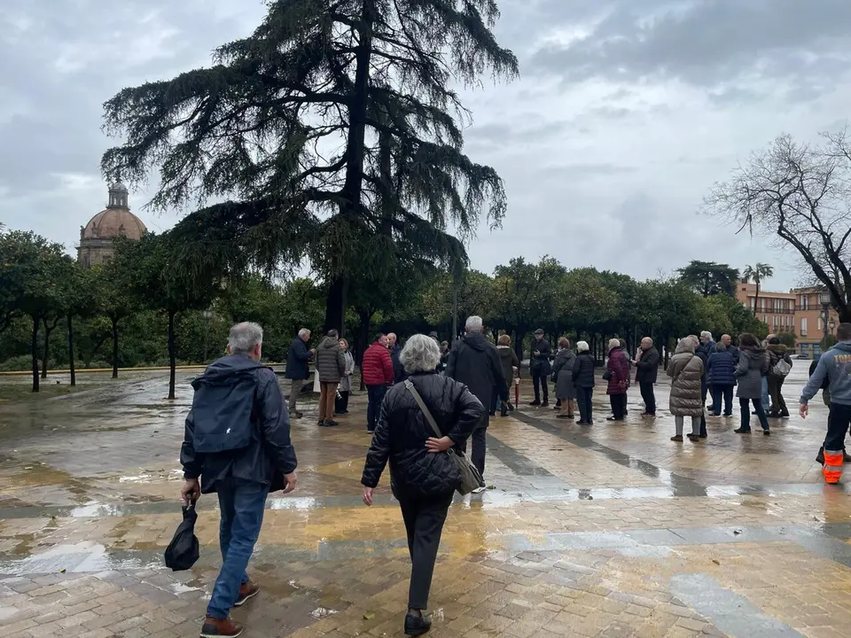  Un grupo de turistas por la Alameda Vieja, el pasado mes de febrero. | Jim&eacute;nez. 
