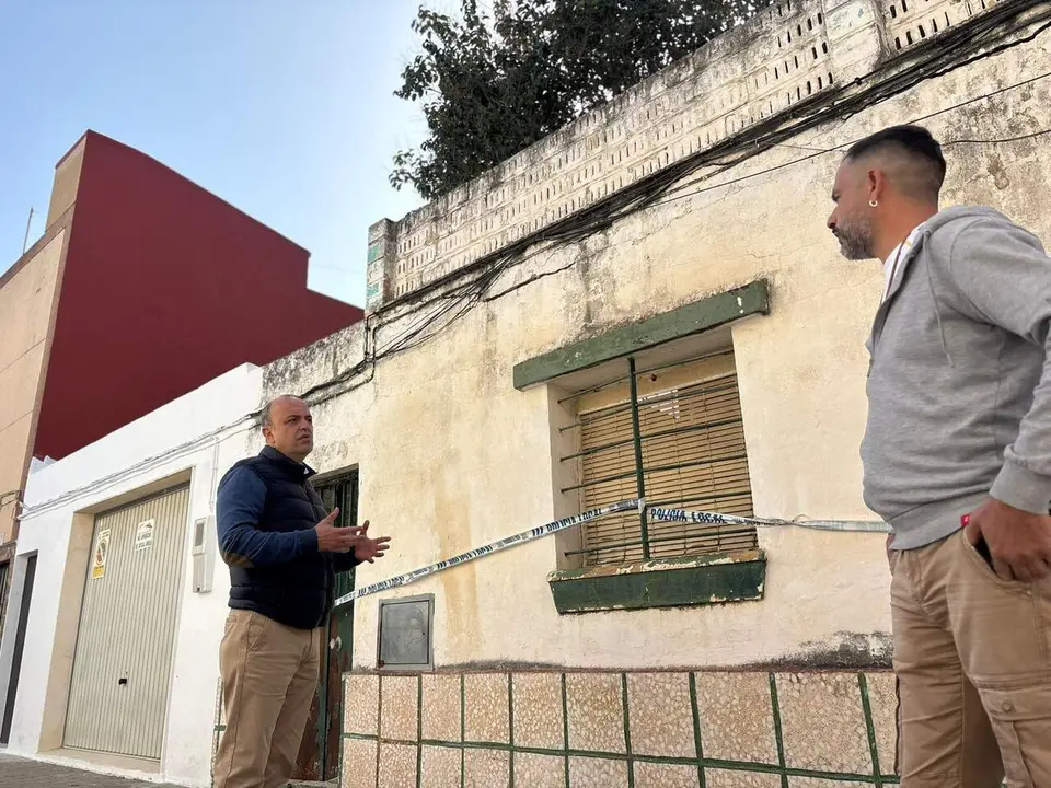  Ignacio Soto ante la vivienda denunciada en El Pellizco. |  Vox 