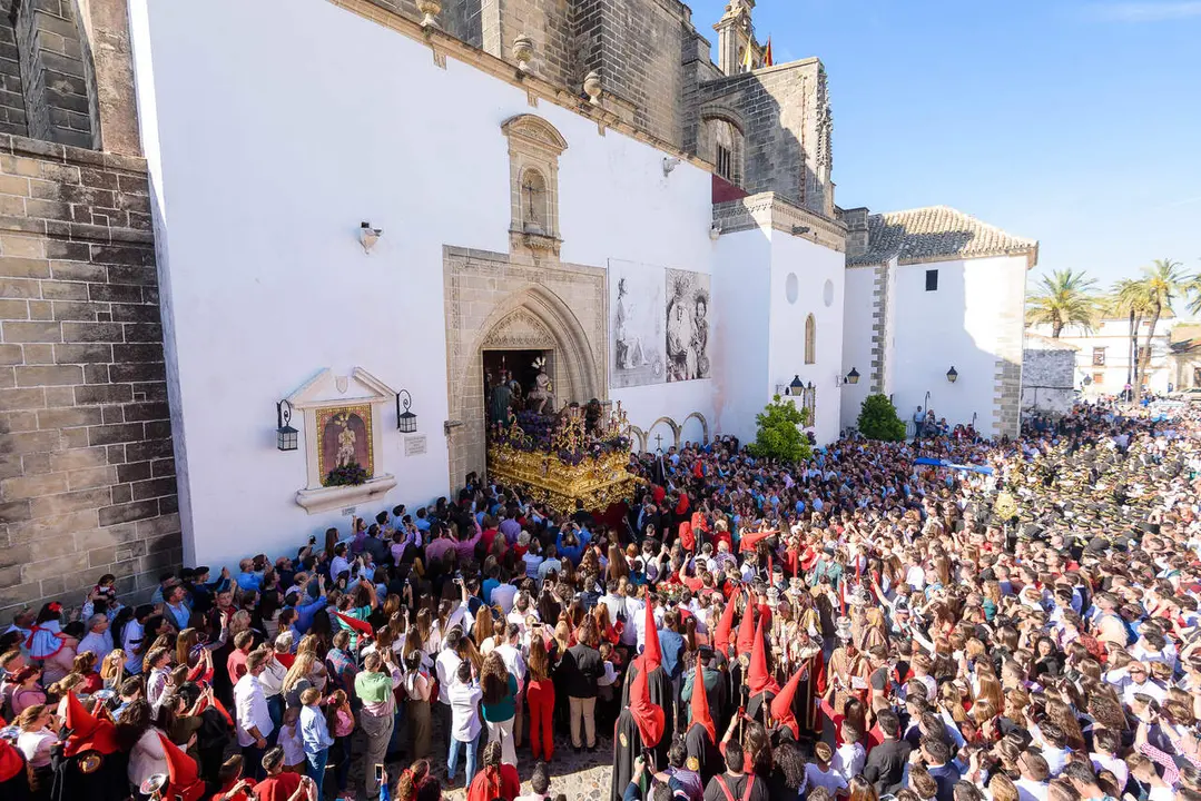  Multitud congregada a la salida de los Jud&iacute;os de San Mateo. |  Viva 