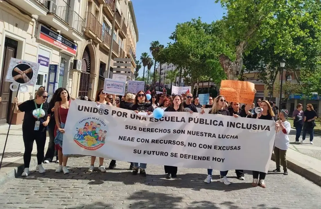 Protesta demandando un aumento de recursos para el alumnado con necesidades especiales. | Viva Jerez.