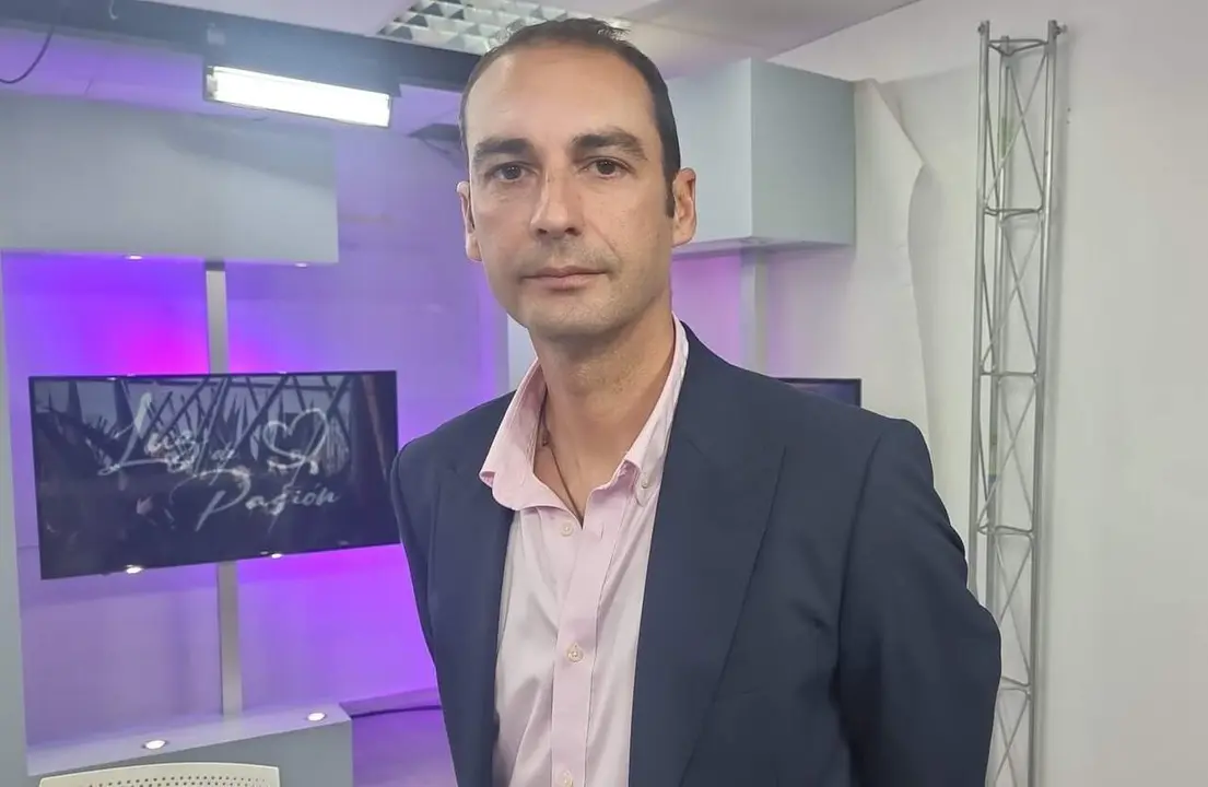 Antonio Gallardo Monje, pregonero de la romer&iacute;a del Roc&iacute;o de 2026, en el plat&oacute; de 'Luz de Pasi&oacute;n'. | Viva Jerez. 