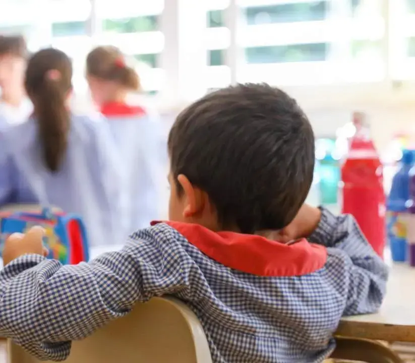 Un ni&ntilde;o sentado en su pupitre. | Europa Press
