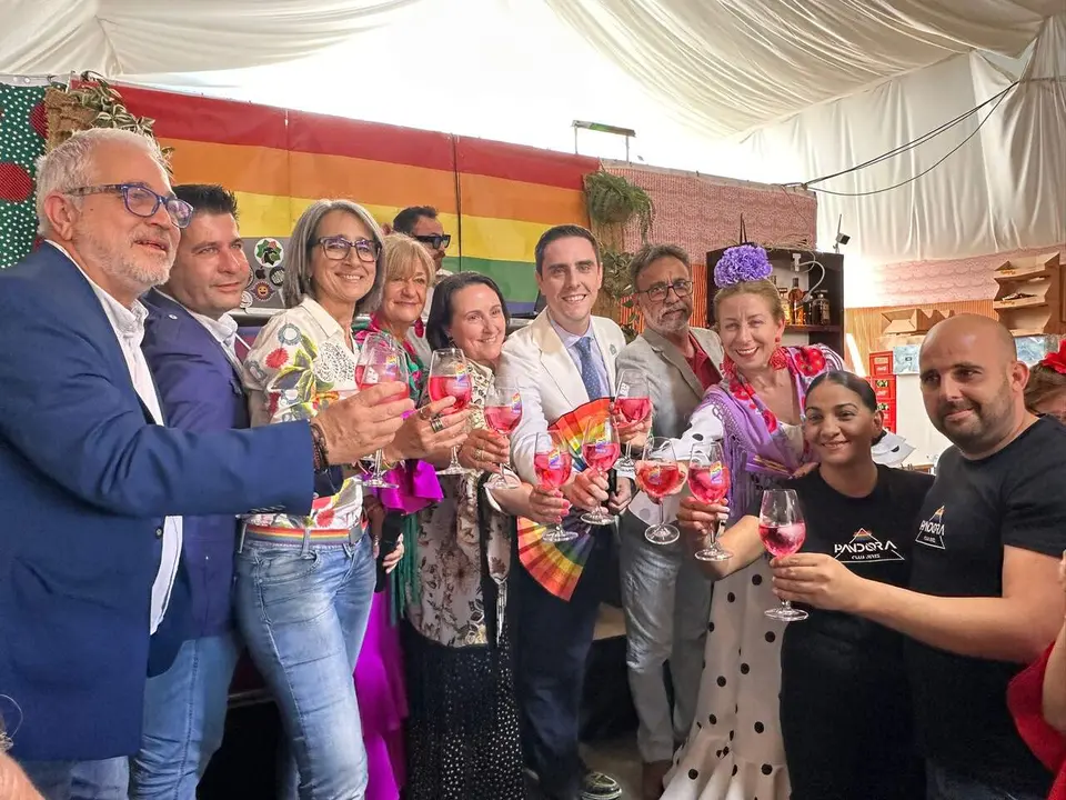  Tradicional brindis arcoiris en la caseta de Jerelesgay | Jerez.es 
