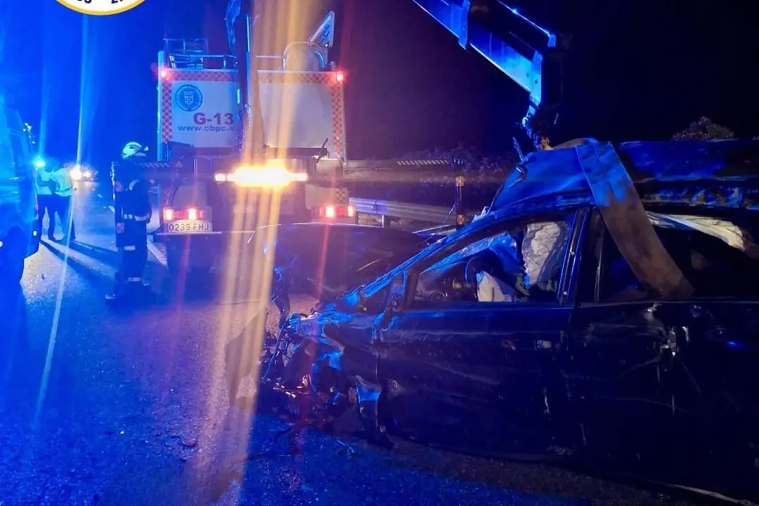  El coche accidentado a la llegada de los bomberos. | Consorcio<br><br><br><br>REMITIDA / HANDOUT por CONSORCIO DE BOMBEROS DE LA PROVINCIA DE C&Atilde;DIZ<br><br>Fotograf&Atilde;&shy;a remitida a medios de comunicaci&Atilde;&sup3;n exclusivamente para ilustrar la noticia a la que hace referencia la imagen, y citando la procedencia de la imagen en la firma<br><br>21/5/2026 