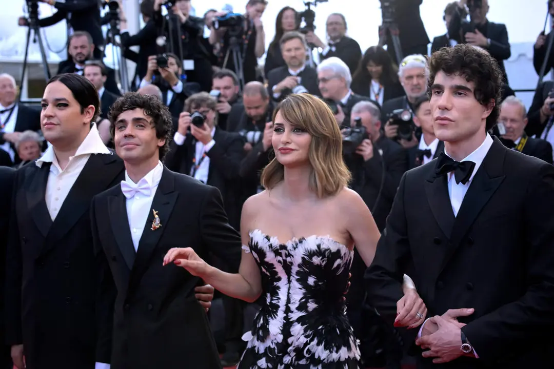  Javier Calv&oacute;, Pen&eacute;lope Cruz y Javier Ambrossi, en el festival de Cannes. |  EP 