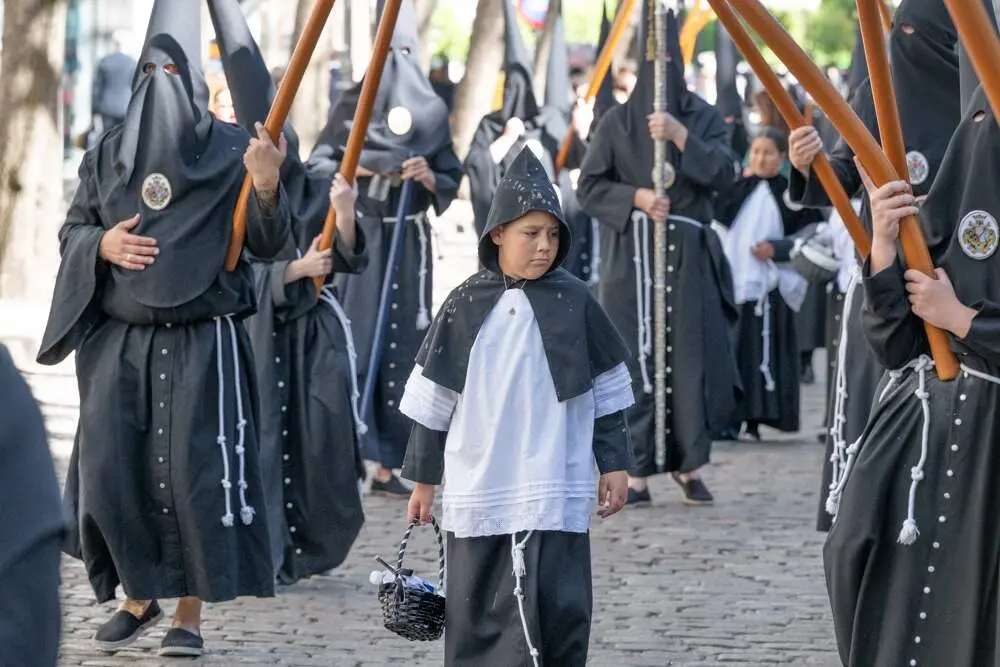  Santa Marta apuesta por extender la t&uacute;nica de cola negra al cortejo de palio. | Viva Jerez. 
