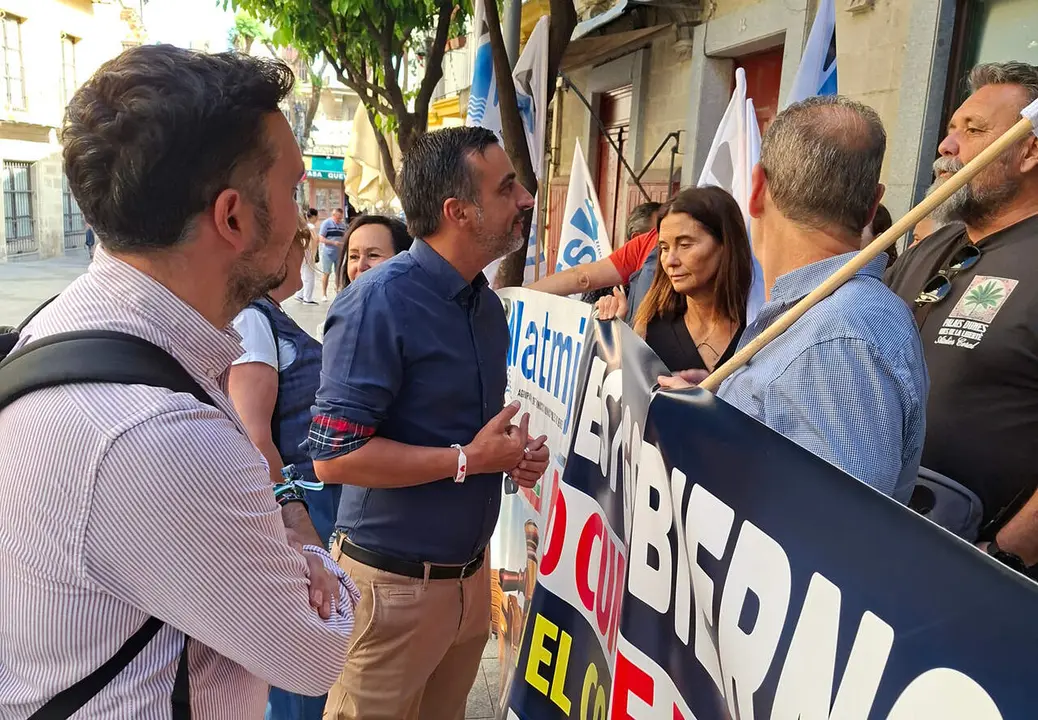  D&iacute;az apoyando a los representantes de los trabajadores municipales en una protesta. | PSOE 