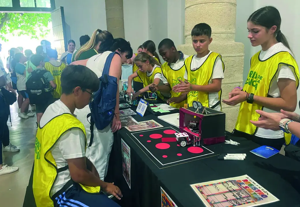  El stand del colegio Alfonso X El Sabio con un tablao flamenco de lo m&aacute;s particular | Viva 