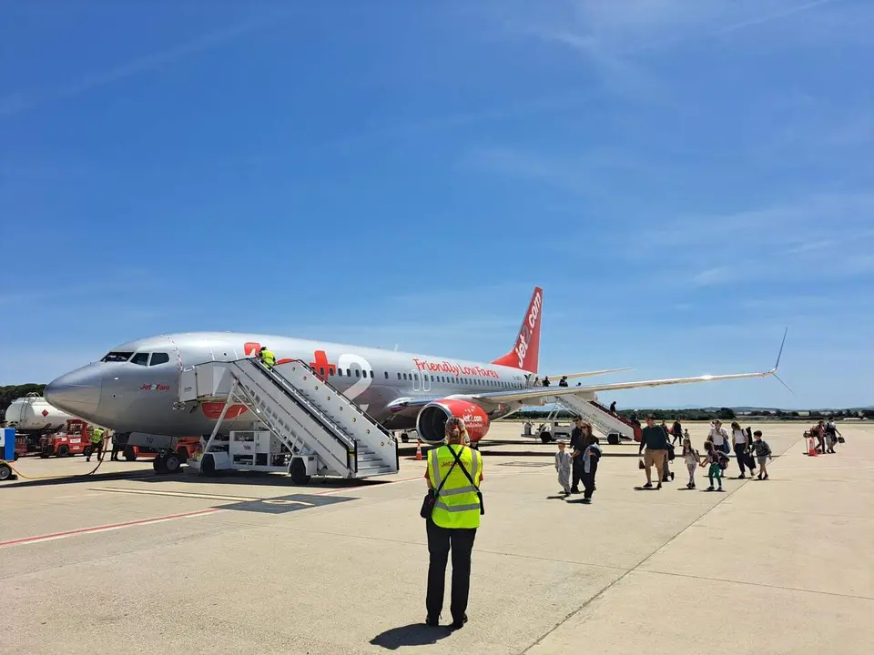  Avi&oacute;n de Jet2.Com llegando al aeropuerto de Jerez procedente de Londres, en una nueva ruta de la aerol&iacute;nea. 