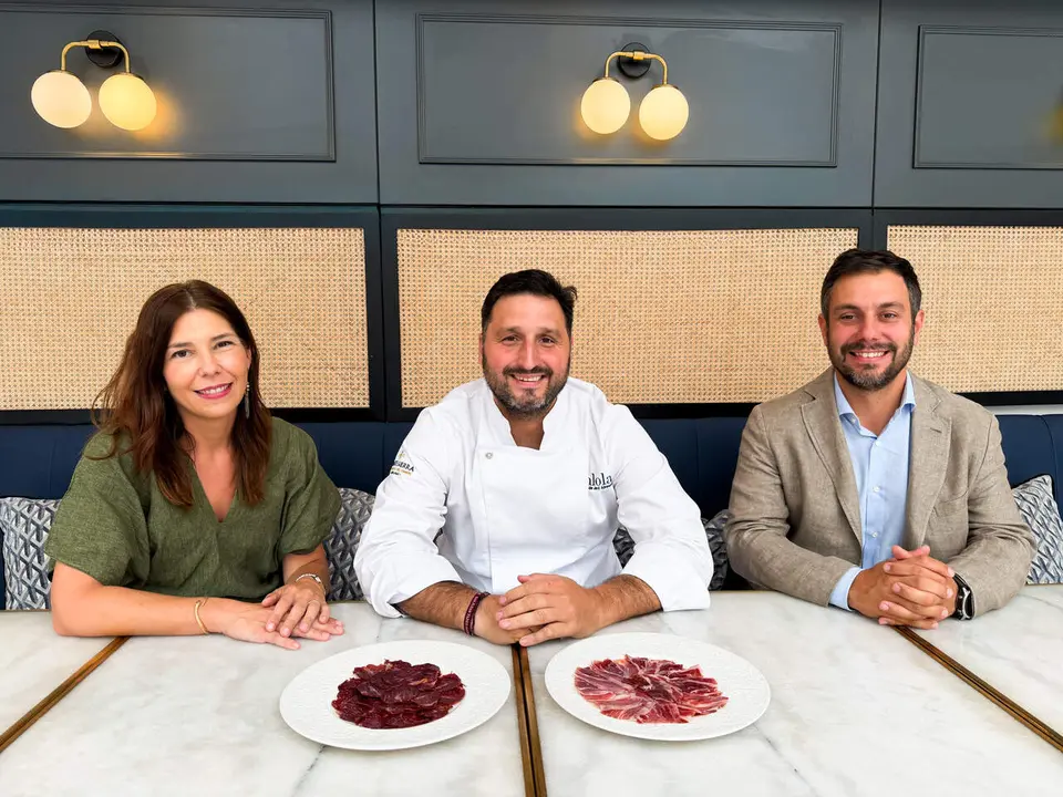  Loreto y Jos&eacute; Manuel Mart&iacute;n Villar junto al cocinero Javier Abascal. | Probando probando 