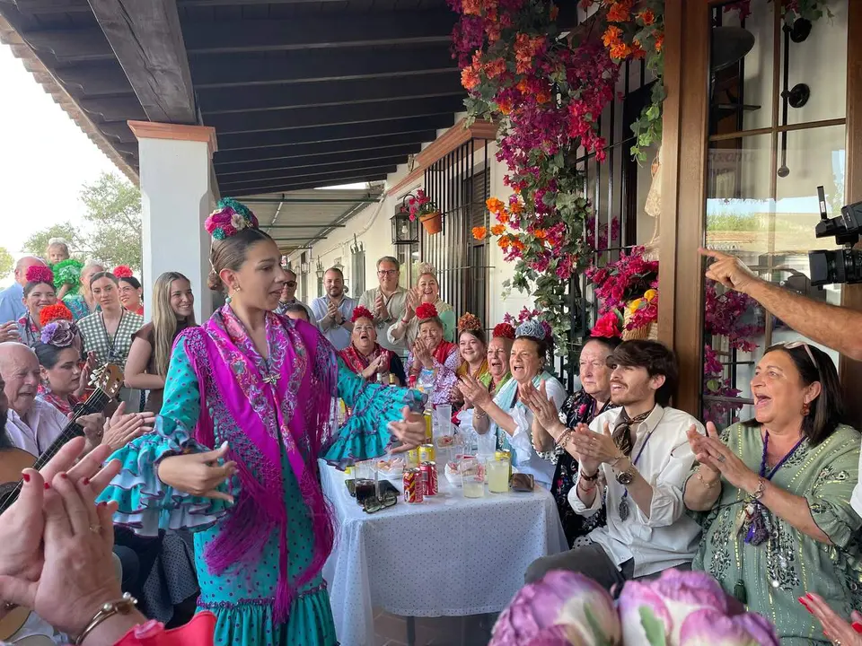  El flamenco tampoco falta en las reuniones en El Roc&iacute;o. | JG 