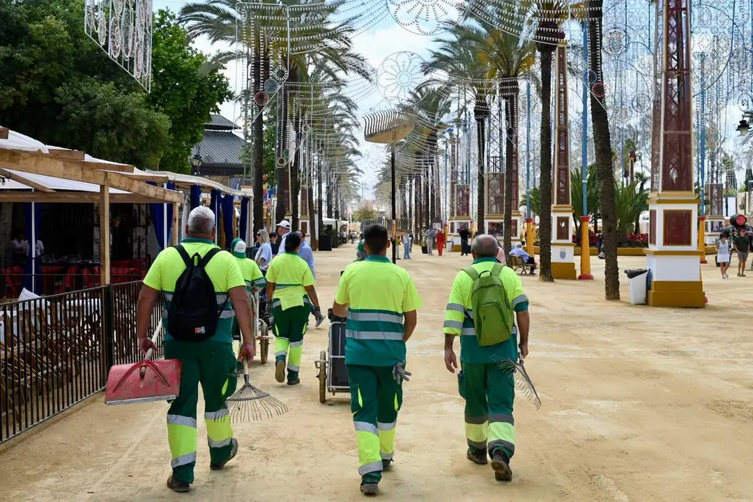  Operarios de los servicios de limpieza de la Feria del Caballo. | Viva Jerez. 