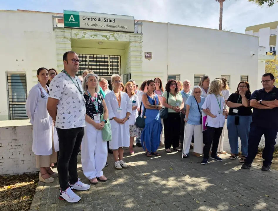  Un momento de la concentraci&oacute;n este martes en el centro de salud de La Granja | Viva 