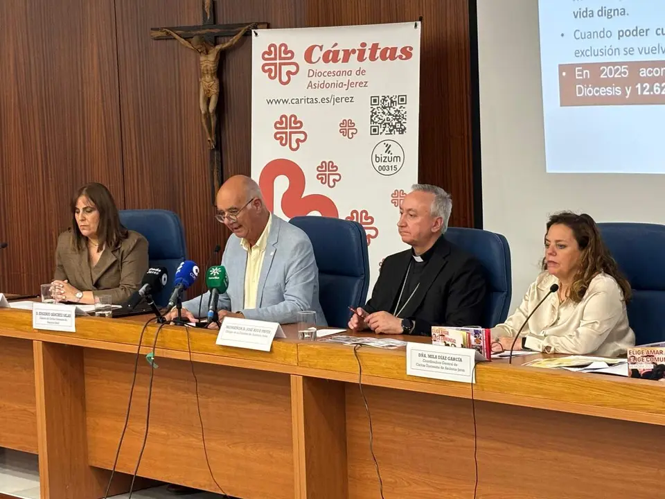  Eugenio S&aacute;nchez y Jos&eacute; Rico Pav&eacute;s, en la presentaci&oacute;n de la memoria anual de C&aacute;ritas Diocesana. | Viva Jerez. 