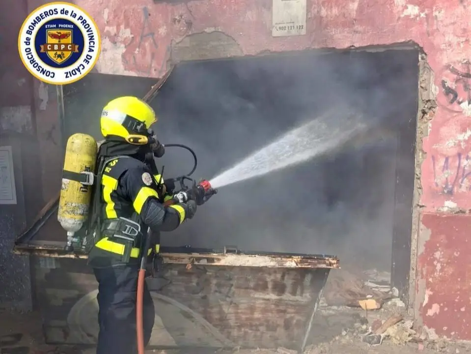  Los bomberos durante la intervenci&oacute;n | Bomberos. 