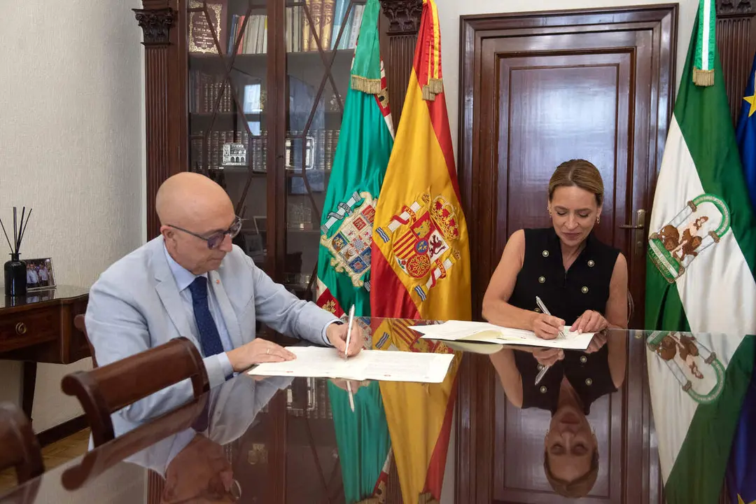  Almudena Mart&iacute;nez durante la firma del convenio. | dipucadiz.es 