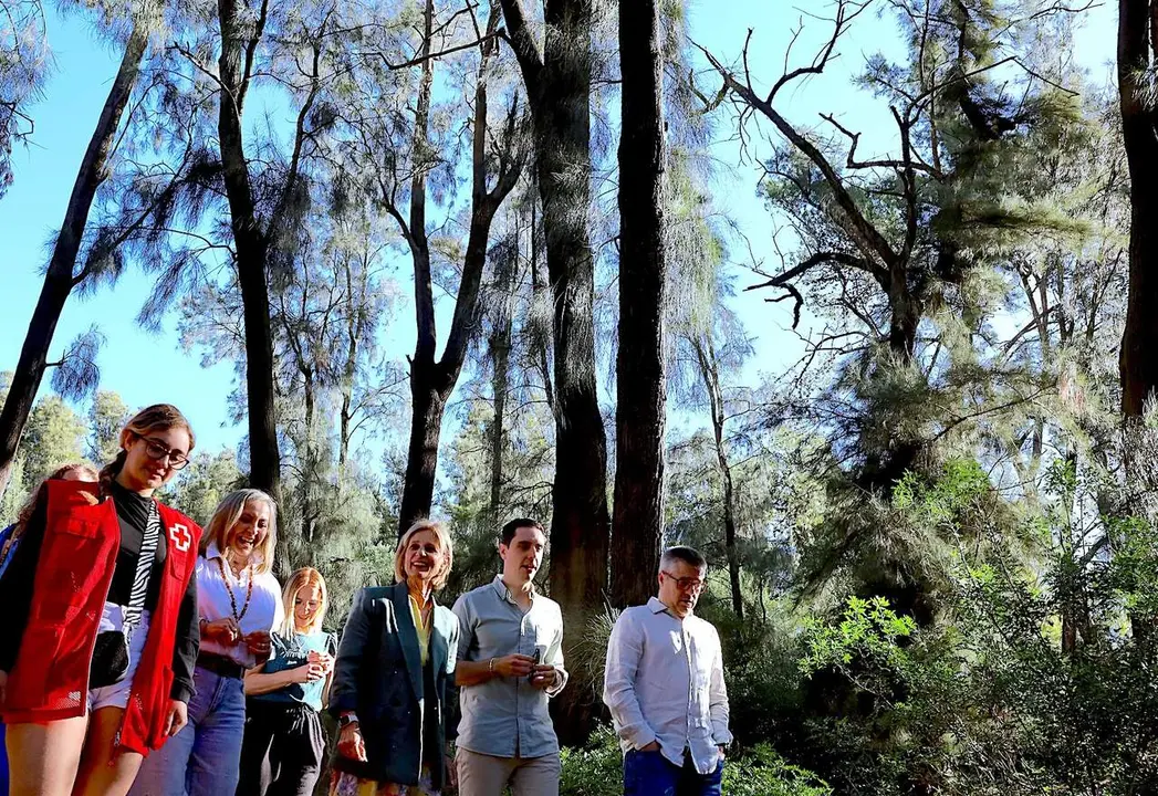  Alcaldesa junto a la presidenta provincial de Cruz Roja y otros miembros del Gobierno local en el Parque de Santa Teresa | Jerez.es. 