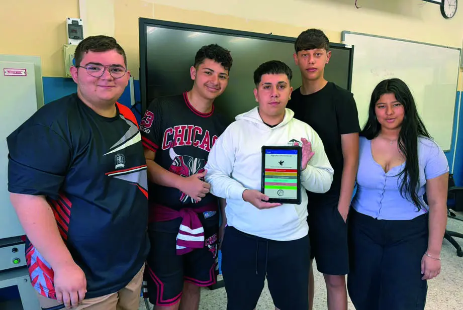  Alumnos del grupo de Computaci&oacute;n Rob&oacute;tica de 3&ordm; de ESO muestran la tablet con la app | Viva 