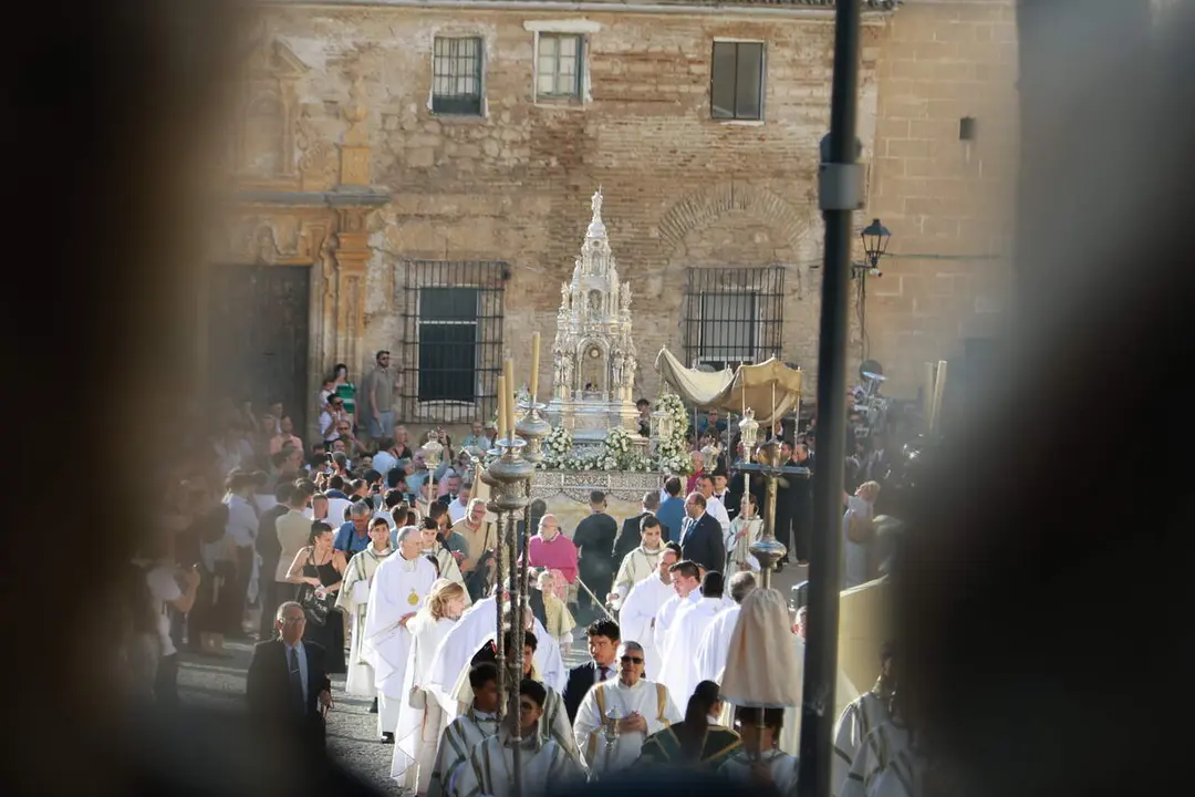  La Custodia, subiendo por la plaza de la Encarnaci&oacute;n. | Cristo Garc&iacute;a 