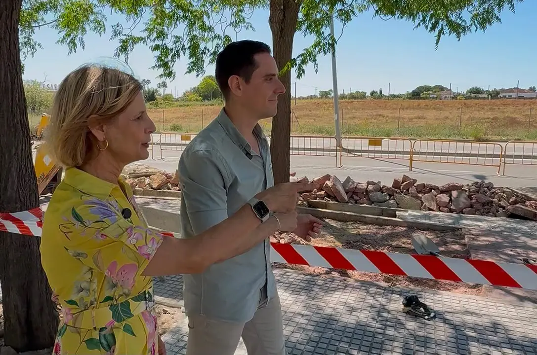  La alcaldesa junto a Espinar en la avenida Juan Carlos I. |  jerez.es 