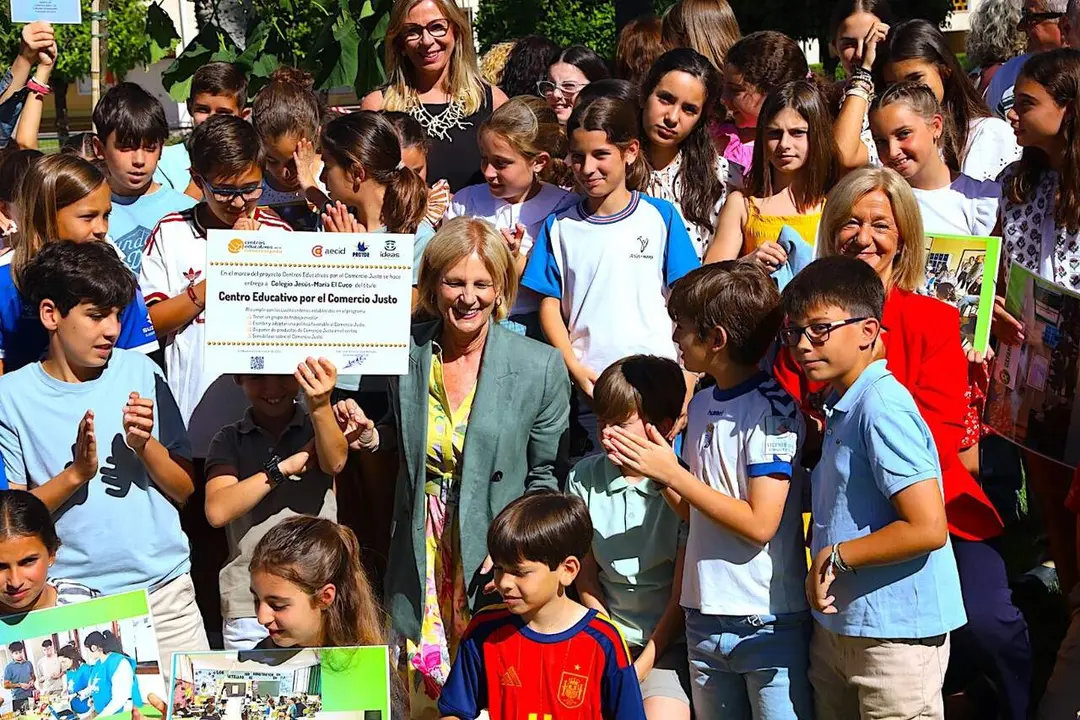  La alcaldesa con los alumnos de El Cuco | Jerez.es 