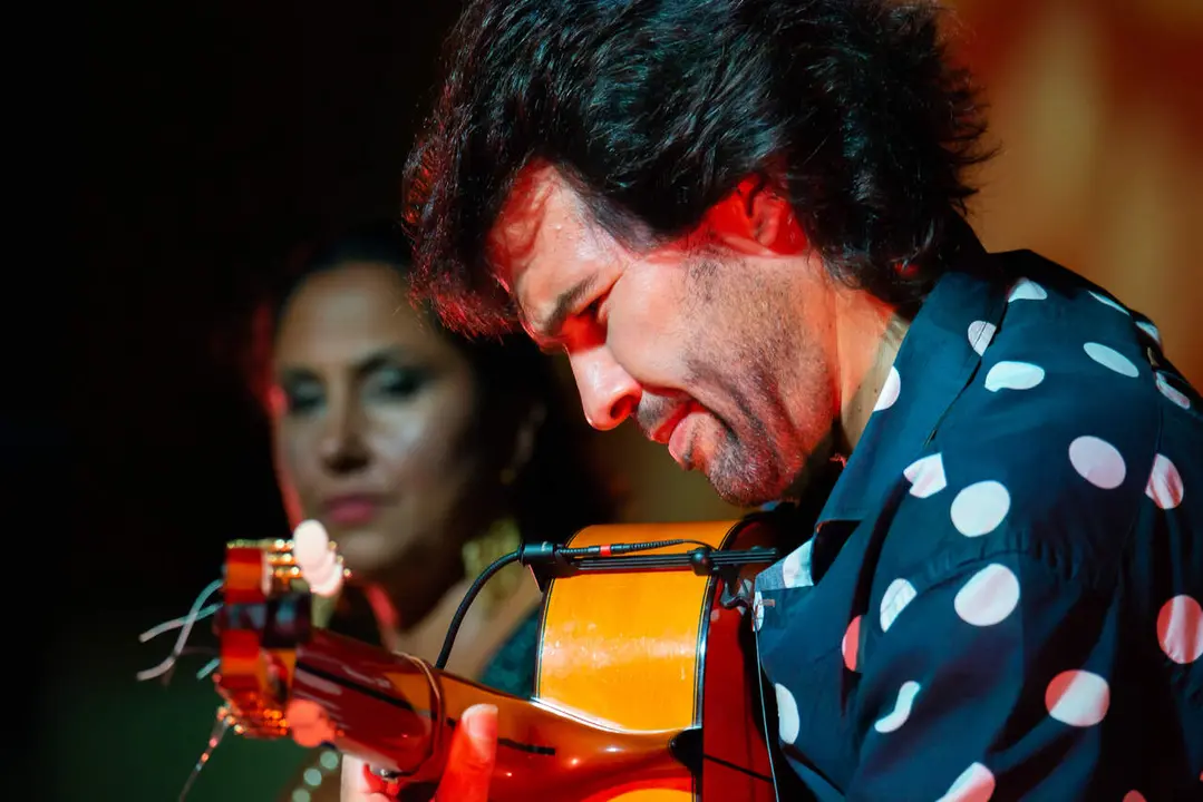  Miguel Salado durante una de sus actuaciones con la guitarra flamenca. |  Mar&iacute;a Chaves 