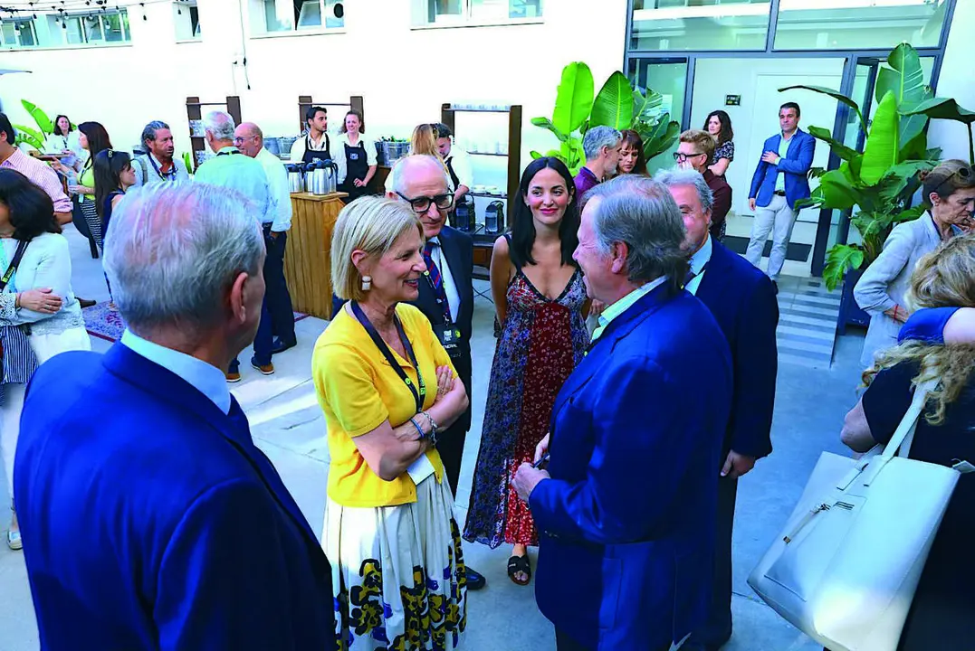  La alcaldesa conversa con representantes del sector durante la apertura del foro | Jerez.es 