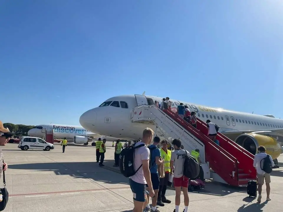  Los pasajeros de un vuelo en la pista del aeropuerto de Jerez  - VIva 