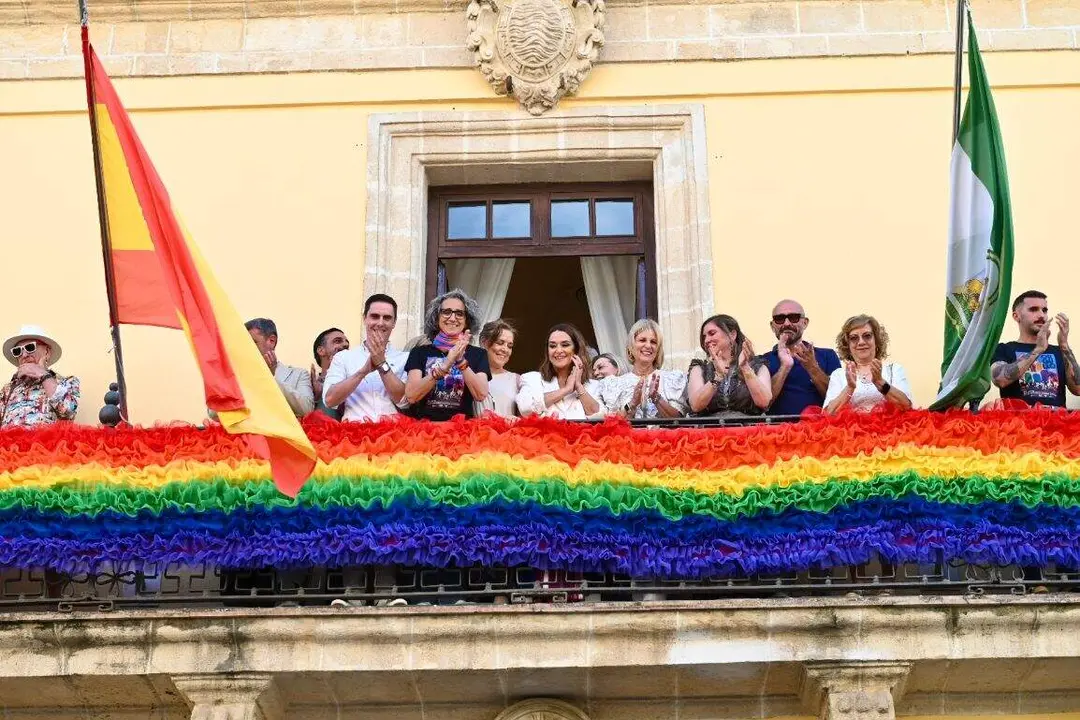  To&ntilde;i Moreno en el balc&oacute;n del Ayuntamiento con las alcaldesa y el resto de autoridades | Jerez.es 